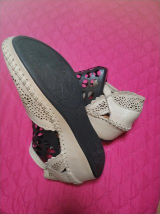 Zapatos de piel calados beige