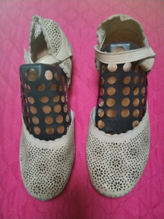 Zapatos de piel calados beige