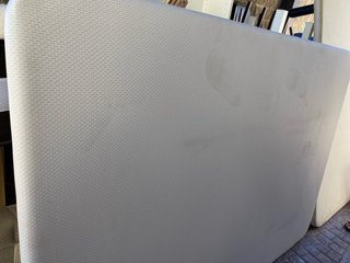Mesas de metal y cristal, sillas, mueble auxiliar