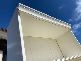 Mesas de metal y cristal, sillas, mueble auxiliar