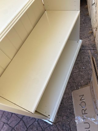 Mesas de metal y cristal, sillas, mueble auxiliar