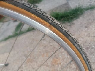 Bici da donna gialla con cestino