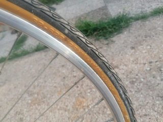 Bici da donna gialla con cestino