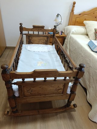Cuna mecedora madera maciza restaurada