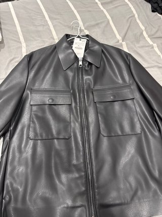 Sobrecamisa Zara Efecto Piel Negra