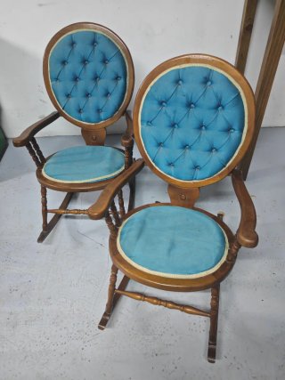 Mecedora vintage tapizada azul