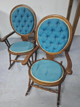 Mecedora vintage tapizada azul
