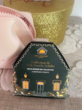 Pochette rosa e gel doccia solidi Yves Rocher
