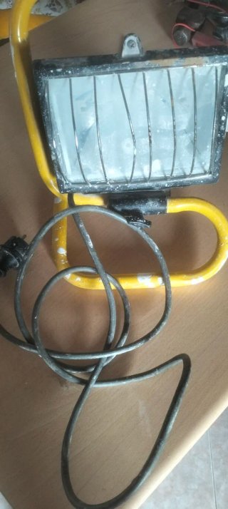 Faretto da lavoro giallo con griglia di protezione