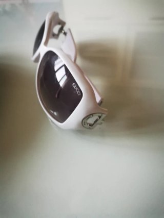 Gafas de sol blancas y moradas