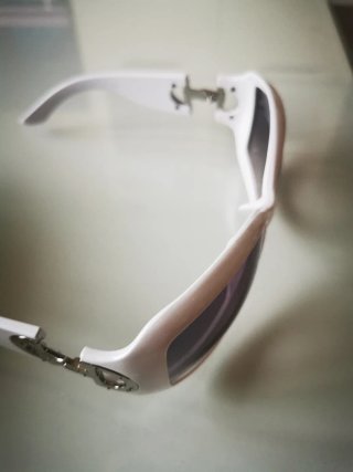 Gafas de sol blancas y moradas