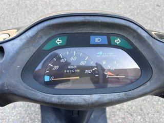 Moto Scooter Negra con Baúl