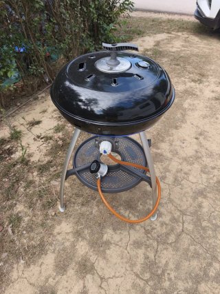 Barbacoa de gas Cadac negra y plateada.