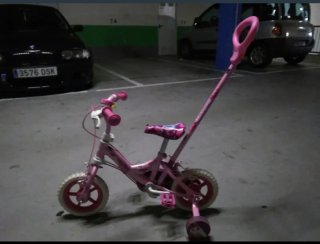 Bicicleta infantil rosa con empujador