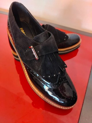 Zapatos negros de ante y charol