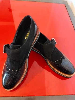 Zapatos negros de ante y charol