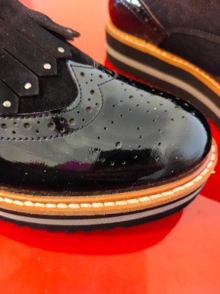 Zapatos negros de ante y charol