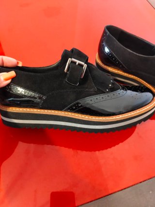 Zapatos negros de ante y charol