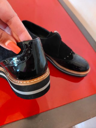 Zapatos negros de ante y charol