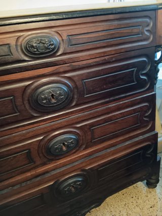 Cómoda antigua de madera y mármol