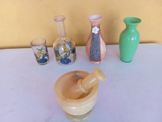 Floreros de cristal y mortero de piedra