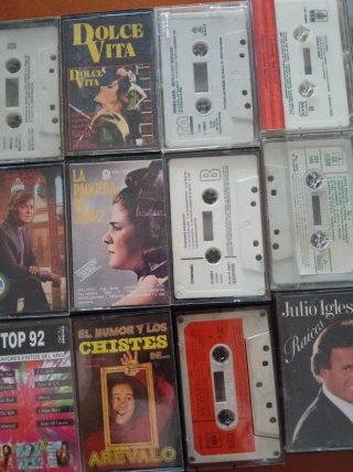 24 Cintas Casete, con  maleta. Bolero Latino Román