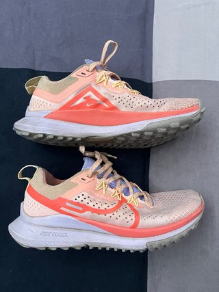 abbigliamento sportivo scarpe corsa nike asics