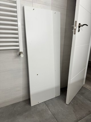 Escritorio blanco con cajoneras