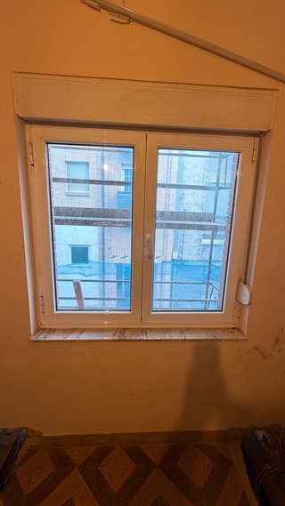 Ventana aluminio con persiana
