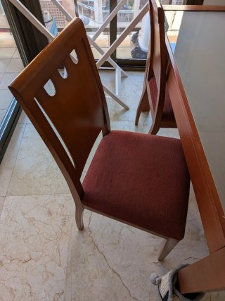 Mesa EXTENSIBLE de comedor con 4 sillas.