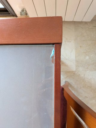 Mesa EXTENSIBLE de comedor con 4 sillas.