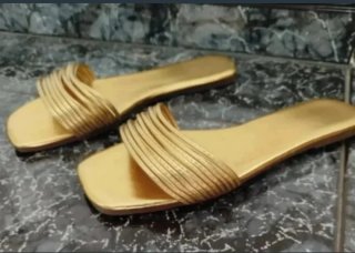 Sandalias doradas planas. Talla 38