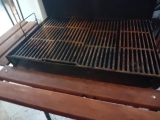 Barbacoa negra con mesa lateral de madera