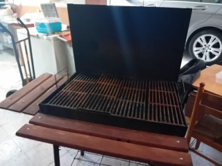 Barbacoa negra con mesa lateral de madera