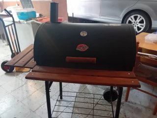 Barbacoa negra con mesa lateral de madera