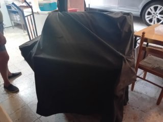 Barbacoa negra con mesa lateral de madera