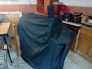 Barbacoa negra con mesa lateral de madera