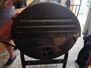 Barbacoa negra con mesa lateral de madera