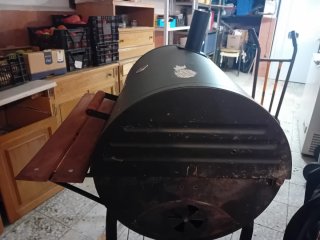 Barbacoa negra con mesa lateral de madera