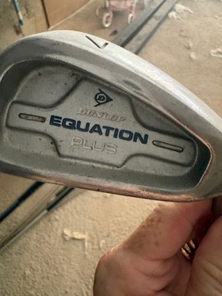 Bolsa de golf negra con palos