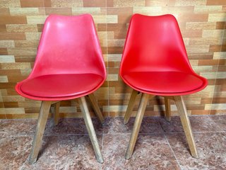 2 Sillas Rojas Plástico y Madera
