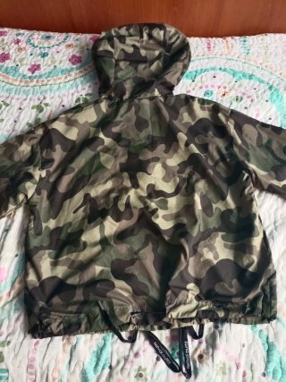 Chaqueta camuflaje con capucha