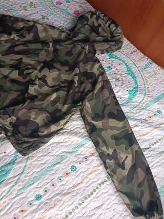Chaqueta camuflaje con capucha