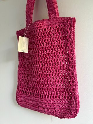 Bolso de rafia fucsia