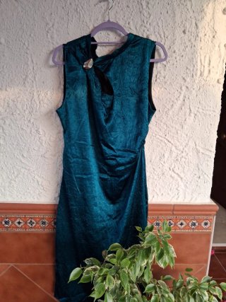 Vestido fiesta verde con detalles dorados