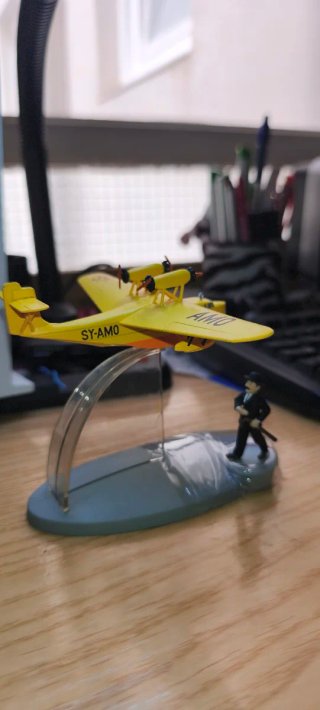 Avión Tintin amarillo con figura de hombre