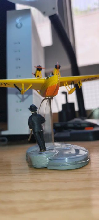 Avión Tintin amarillo con figura de hombre