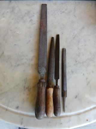 Limas antiguas de metal y madera