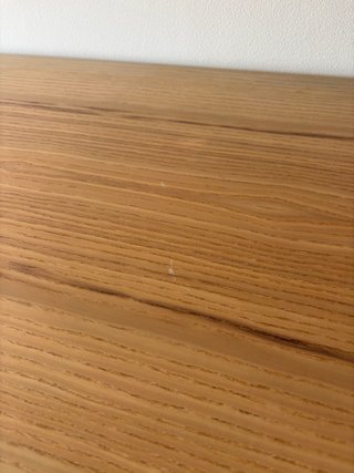 Escritorio de madera con cajón