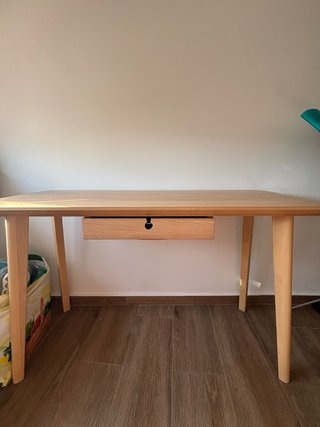 Escritorio de madera con cajón